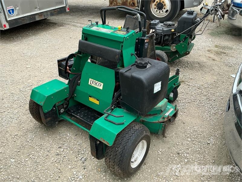 Lesco Zero-Turn Lawn Mower (Inoperable) ركوب الحشائش