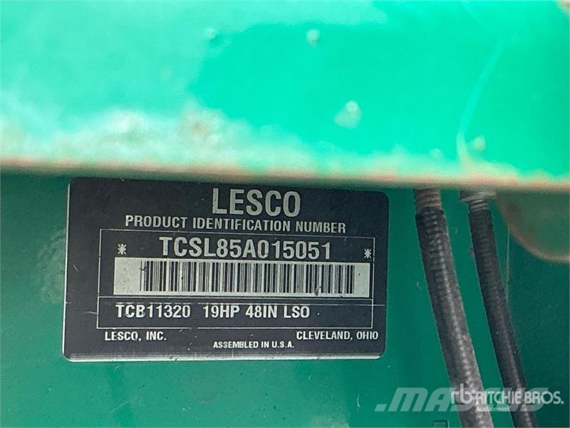 Lesco Zero-Turn Lawn Mower (Inoperable) ركوب الحشائش