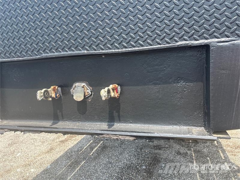 Load King 202LTG 9400 lb 17 ft T/A Equipment Trailer Oprijwagen