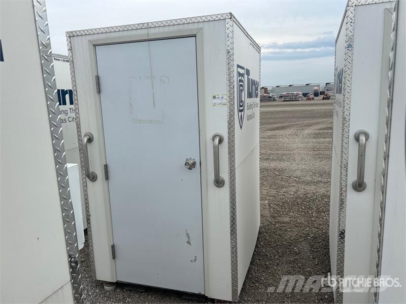 LuxLav H3 4 ft 11 in x 4 ft 1 in 1 Person Skid-Mou Outros componentes