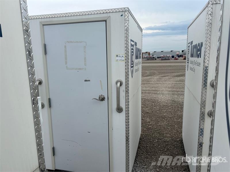 LuxLav H3 4 ft 11 in x 4 ft 1 in 1 Person Skid-Mou Outros componentes