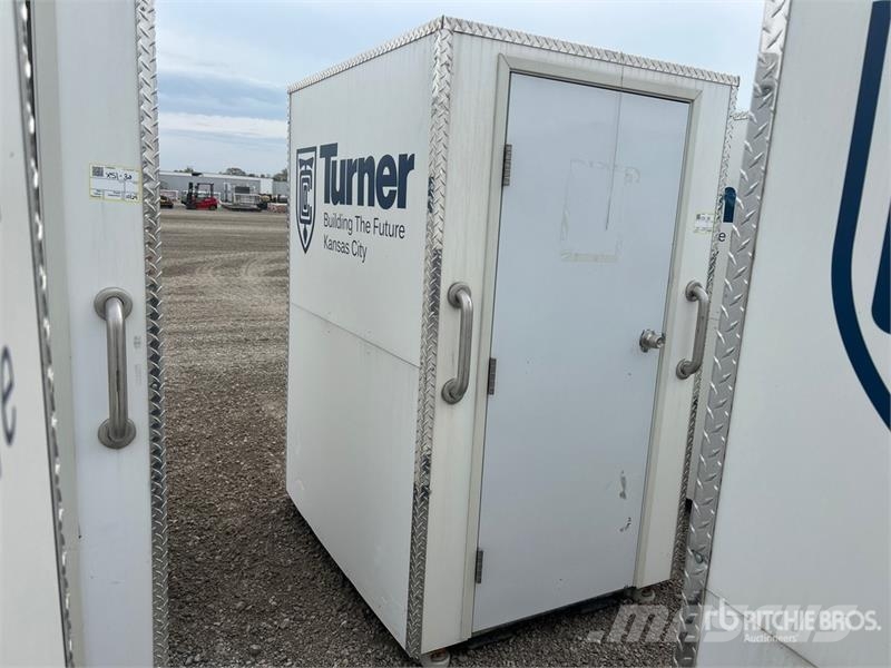 LuxLav H3 4 ft 11 in x 4 ft 1 in 1 Person Skid-Mou Outros componentes