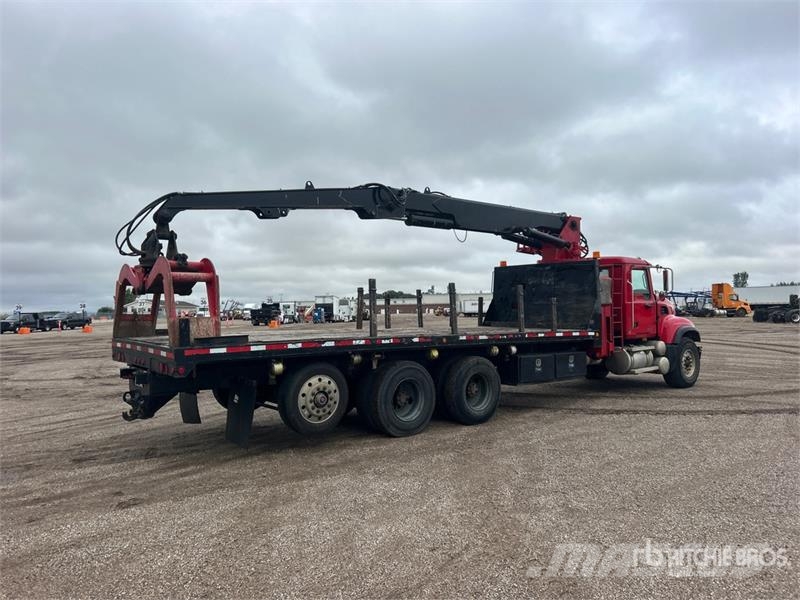 Mack 160A on Mack CV713 8x4 Grapple Truck Grabeži