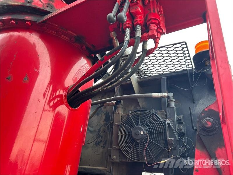 Mack 160A on Mack CV713 8x4 Grapple Truck Grabeži