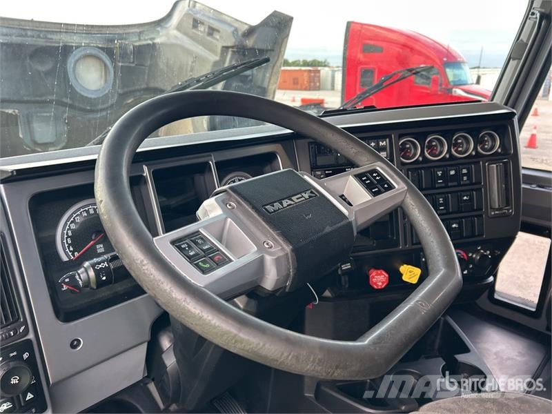 Mack Anthem 6x4 T/A Sleeper Truck Tractor Тягачі