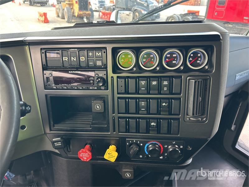 Mack Anthem 6x4 T/A Sleeper Truck Tractor Тягачі