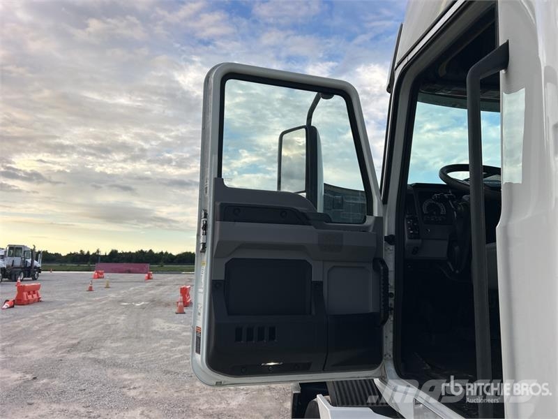 Mack Anthem 6x4 T/A Sleeper Truck Tractor Тягачі