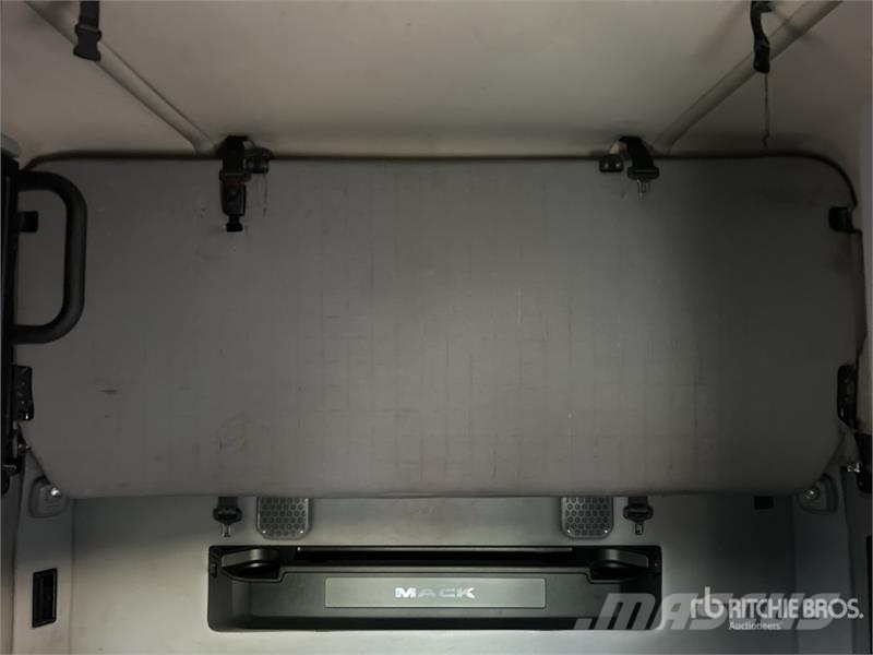 Mack Anthem 6x4 T/A Sleeper Truck Tractor Тягачі
