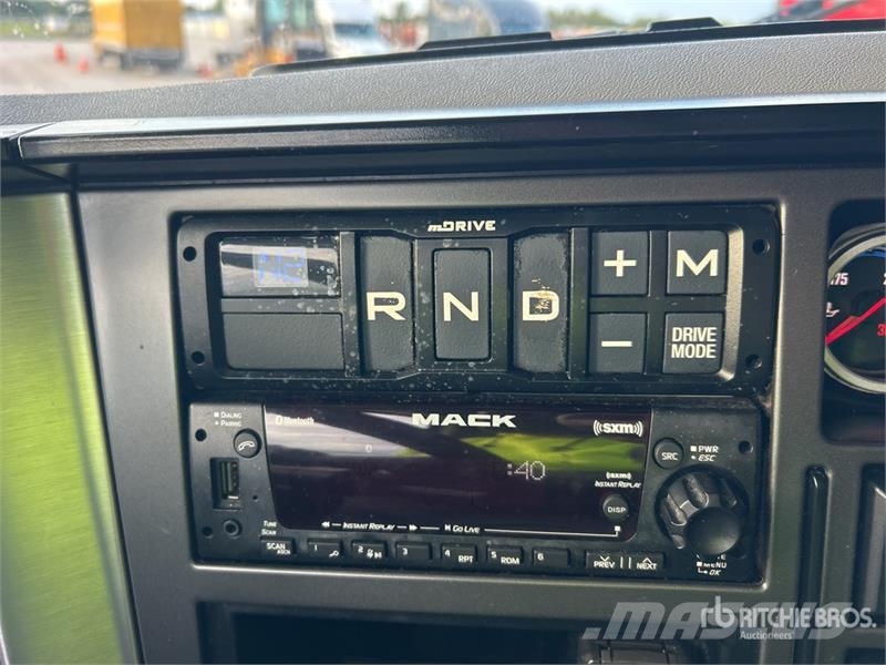Mack Anthem 6x4 T/A Sleeper Truck Tractor Тягачі