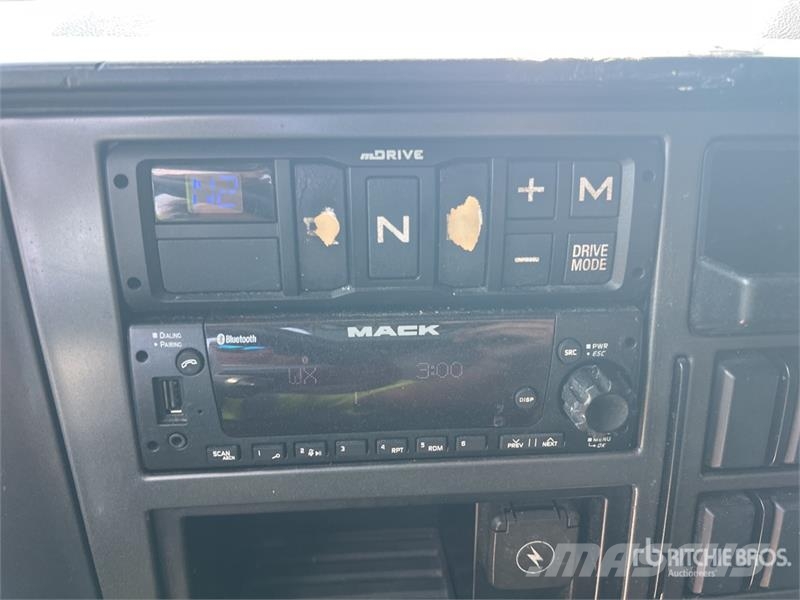 Mack Anthem 6x4 T/A Sleeper Truck Tractor Tractor Units