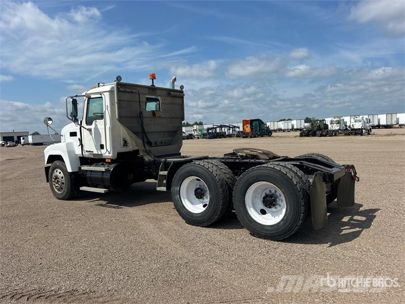Mack CHN613 Autotractoare