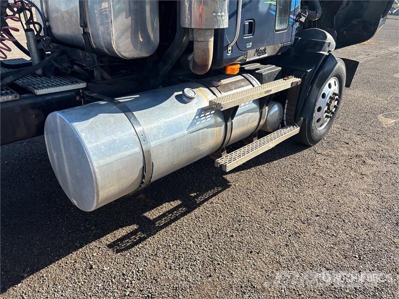 Mack CL733 Autotractoare