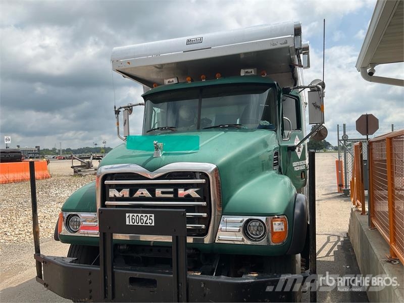 Mack CV713 Camiones bañeras basculantes o volquetes