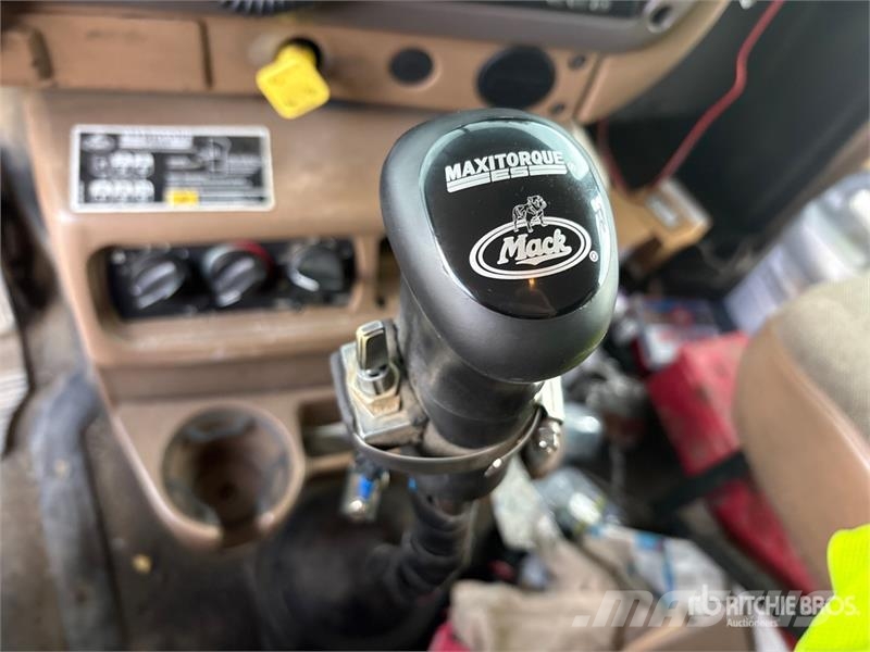 Mack CV713 Camiones bañeras basculantes o volquetes