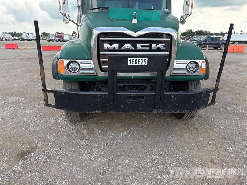 Mack CV713 Camiones bañeras basculantes o volquetes
