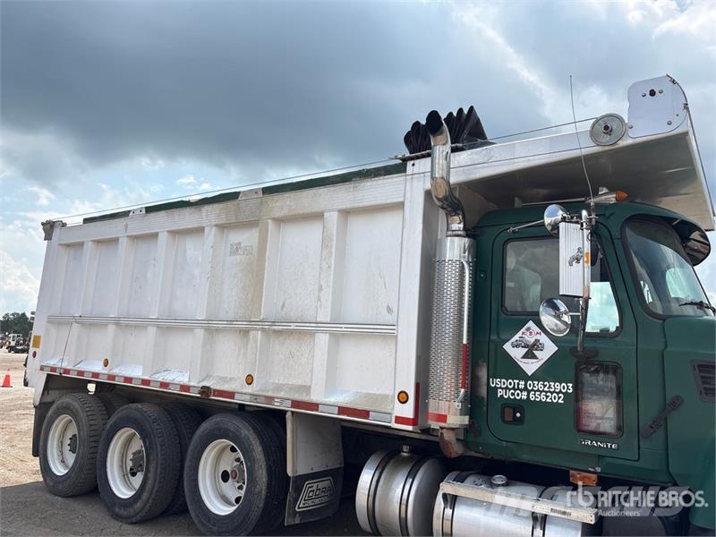 Mack CV713 Camiones bañeras basculantes o volquetes