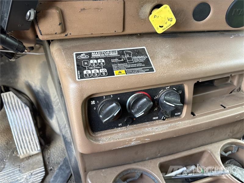 Mack CV713 Camiones bañeras basculantes o volquetes