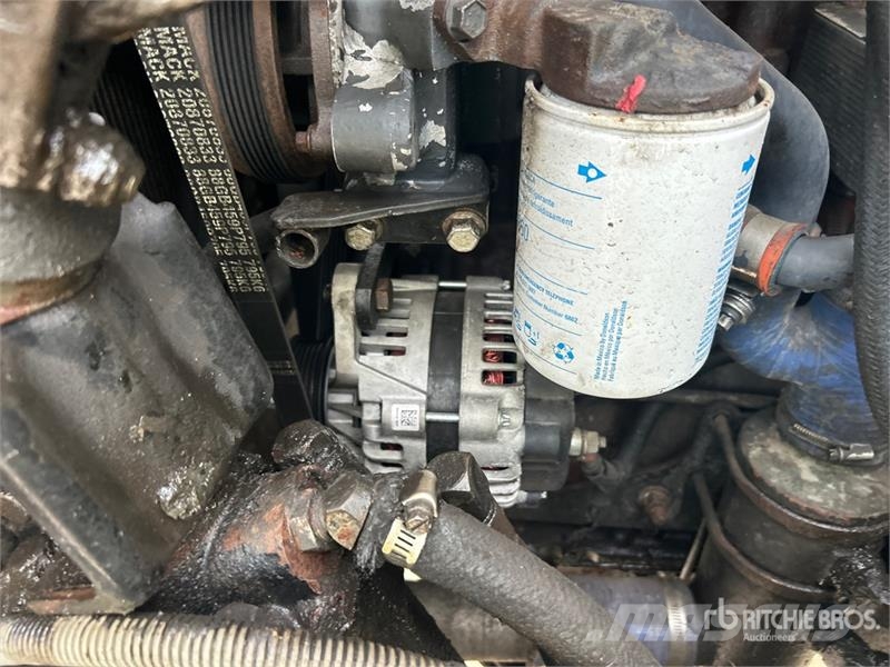 Mack CV713 6x4 Fuel Truck Caminhões-tanque