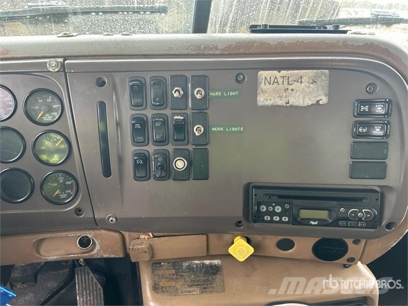 Mack CV713 6x4 Fuel Truck Caminhões-tanque