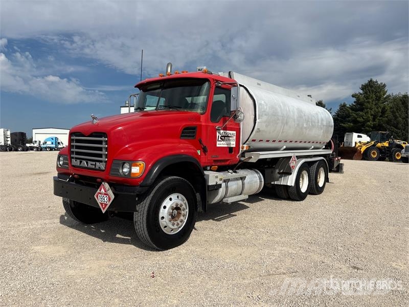 Mack CV713 6x4 Fuel Truck Βυτιοφόρα φορτηγά