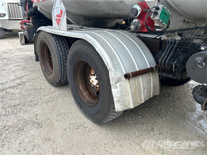 Mack CV713 6x4 Fuel Truck Caminhões-tanque