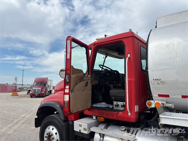 Mack CV713 6x4 Fuel Truck Βυτιοφόρα φορτηγά