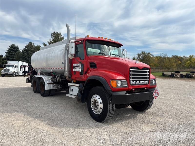 Mack CV713 6x4 Fuel Truck Βυτιοφόρα φορτηγά