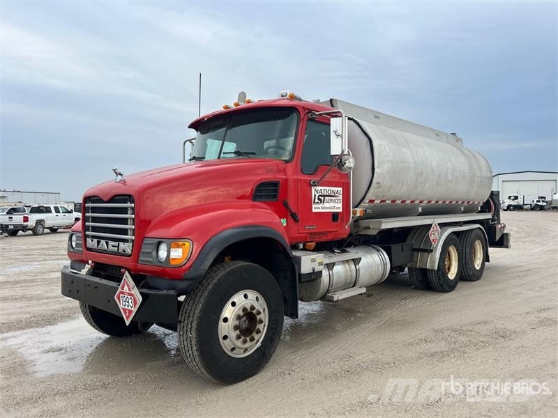 Mack CV713 6x4 Fuel Truck Caminhões-tanque