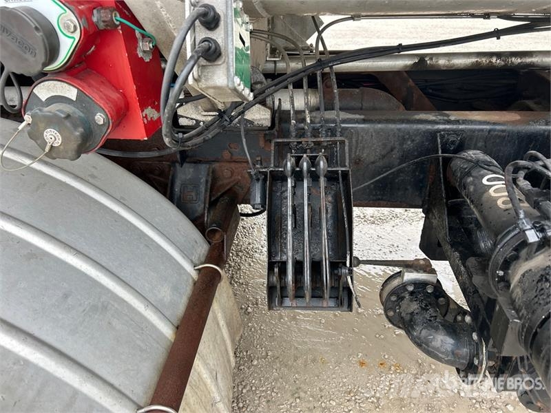 Mack CV713 6x4 Fuel Truck Caminhões-tanque