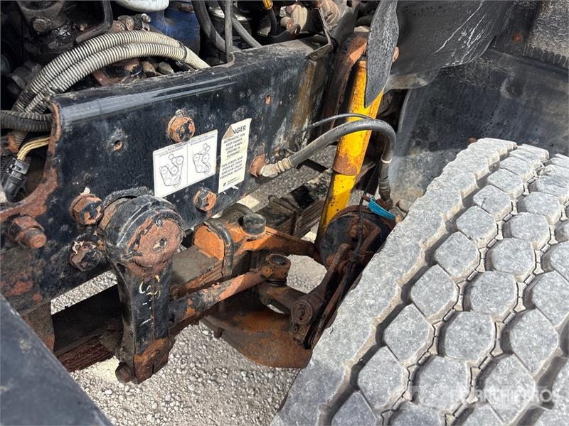 Mack CV713 6x4 Fuel Truck Βυτιοφόρα φορτηγά