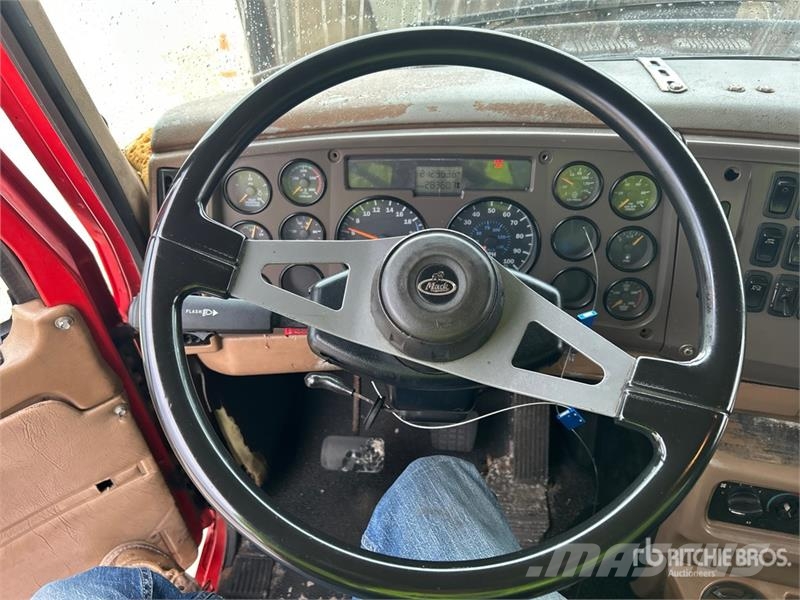 Mack CV713 6x4 Fuel Truck Caminhões-tanque