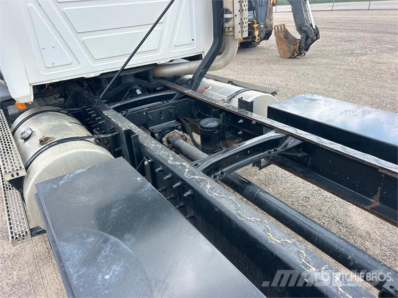 Mack CX612 6x4 Cab and Chassis Cabins and interior