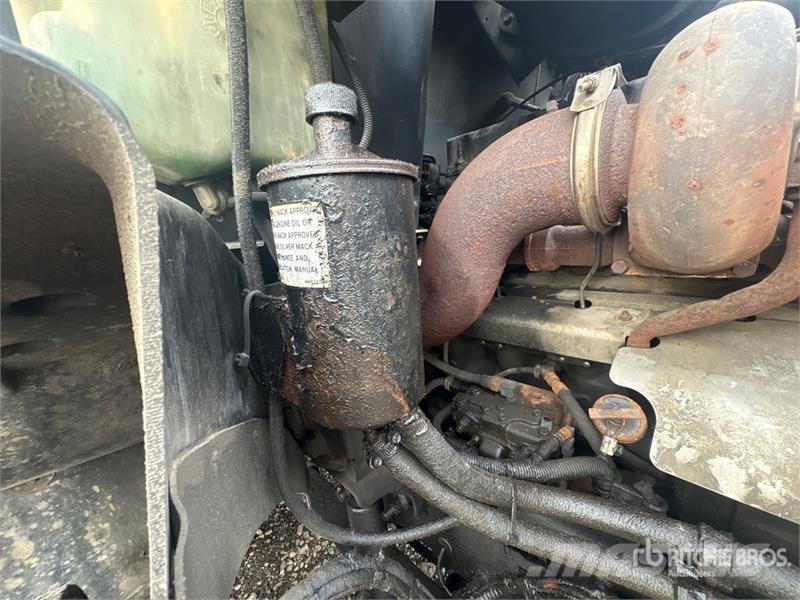 Mack CX613 6x4 Mud Mixing Truck (Inoperable) Autre camion
