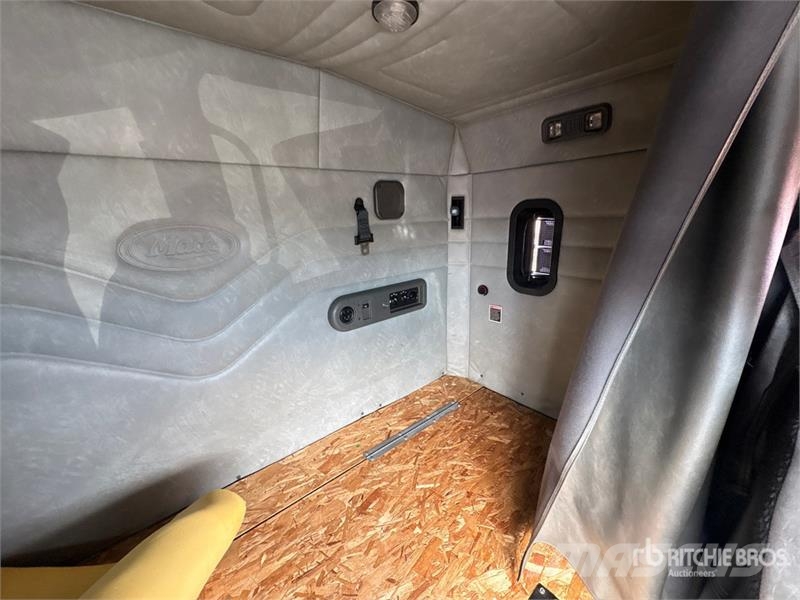 Mack CXU612 Sleeper 4x2 Van Truck Caminhões baú
