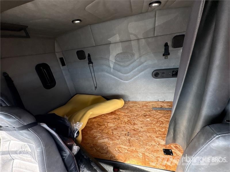 Mack CXU612 Sleeper 4x2 Van Truck Caminhões baú