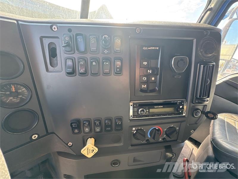 Mack CXU612 Sleeper 4x2 Van Truck Caminhões baú