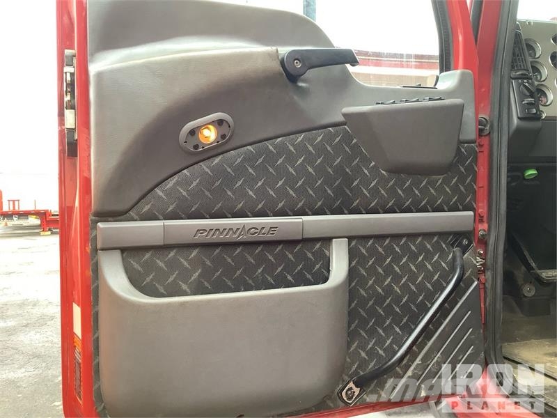 Mack CXU613 Truck Tractor Units