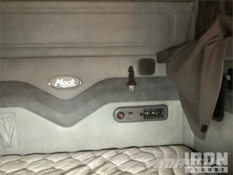 Mack CXU613 Truck Tractor Units