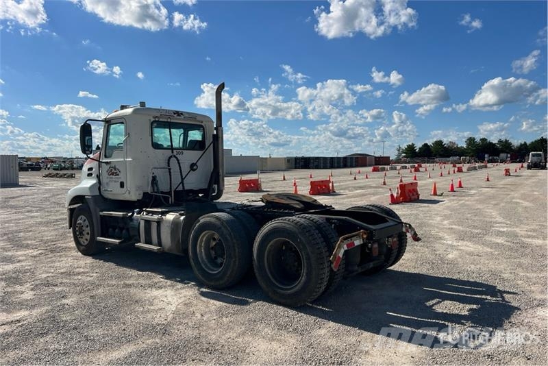 Mack CXU613 曳引機組件
