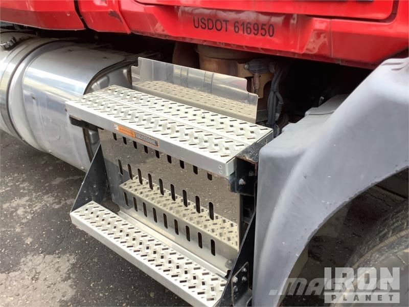 Mack CXU613 Truck Tractor Units