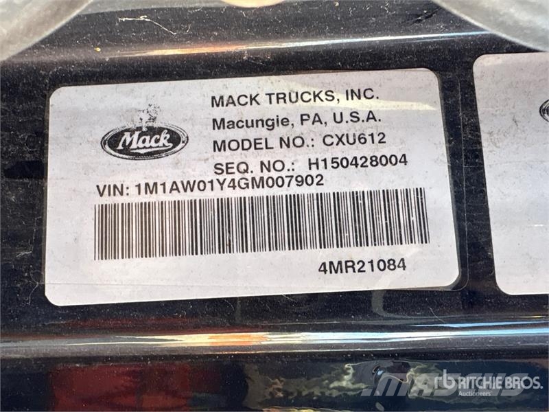 Mack CXU613 Pinnacle 6x2 T/A Day Cab Truck Tractor Vlačilci