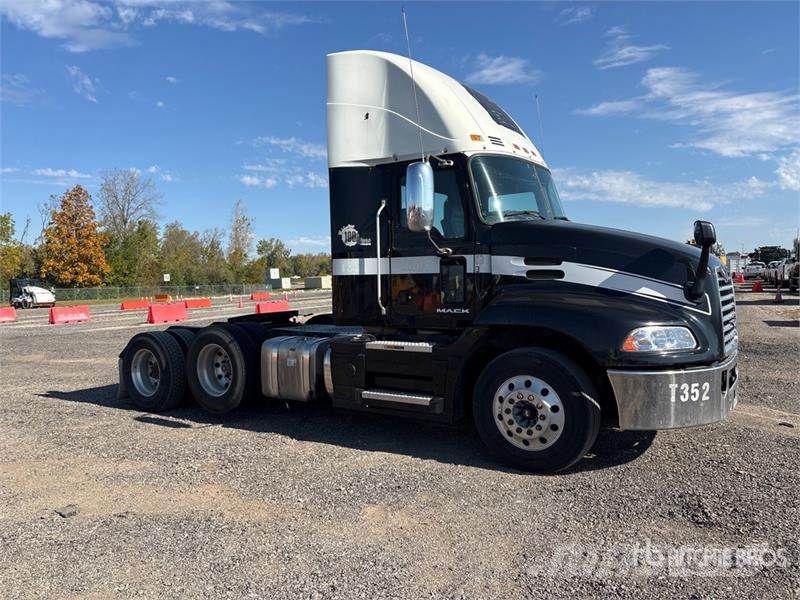 Mack CXU613 Pinnacle 6x2 T/A Day Cab Truck Tractor Vlačilci