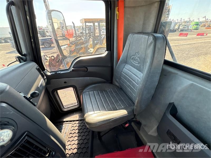 Mack CXU613 Pinnacle 6x2 T/A Day Cab Truck Tractor Vlačilci