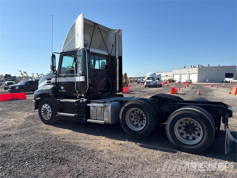 Mack CXU613 Pinnacle 6x2 T/A Day Cab Truck Tractor Vlačilci
