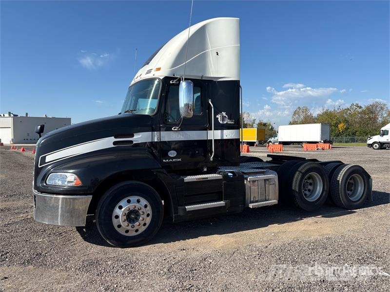 Mack CXU613 Pinnacle 6x2 T/A Day Cab Truck Tractor Vlačilci