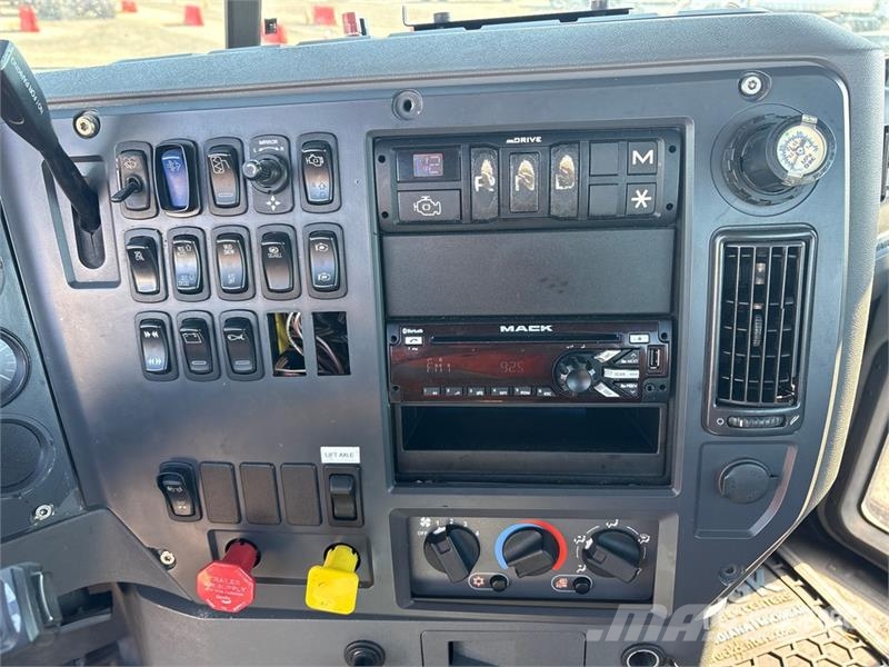Mack CXU613 Pinnacle 6x2 T/A Day Cab Truck Tractor Vlačilci