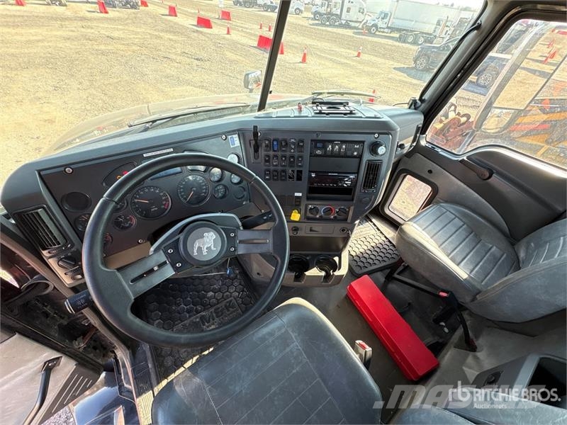 Mack CXU613 Pinnacle 6x2 T/A Day Cab Truck Tractor Vlačilci