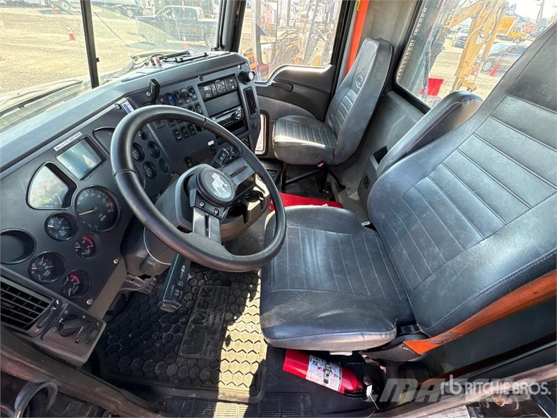 Mack CXU613 Pinnacle 6x2 T/A Day Cab Truck Tractor Vlačilci