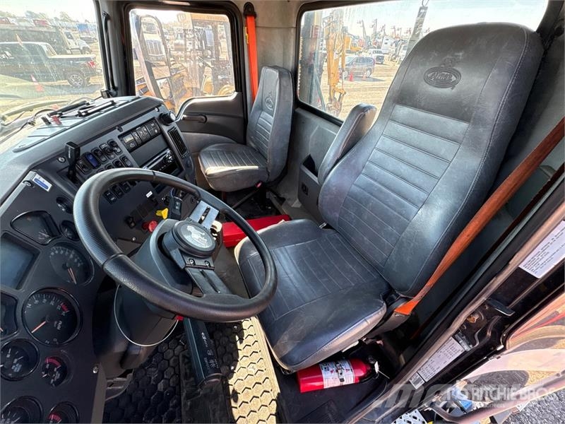 Mack CXU613 Pinnacle 6x2 T/A Day Cab Truck Tractor Vlačilci
