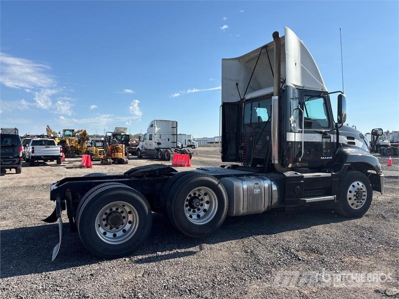 Mack CXU613 Pinnacle 6x2 T/A Day Cab Truck Tractor Vlačilci